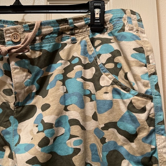 NEW wo tags, Camo Cargo pants - Picture 2 of 7